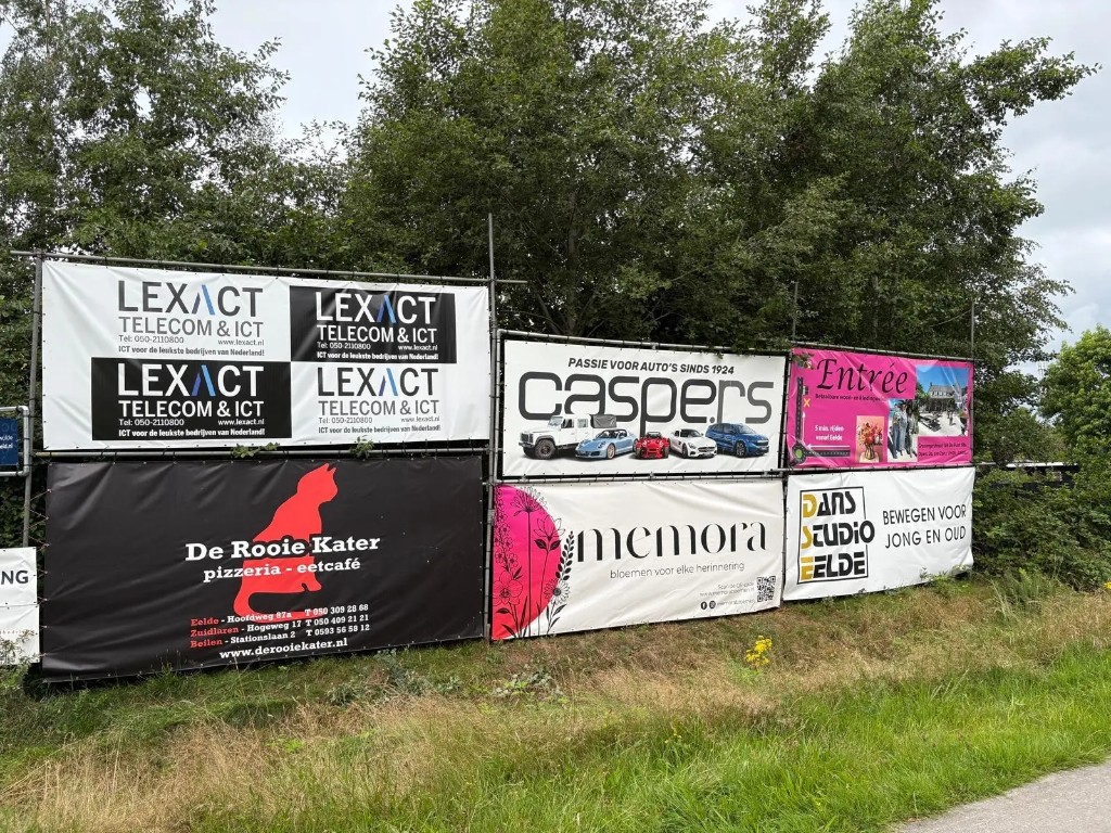 Sponsorborden langs het corso